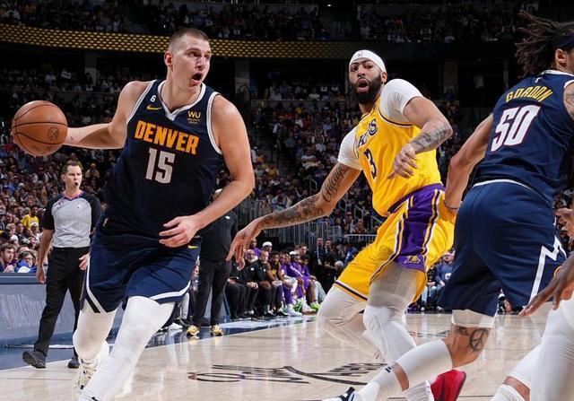  穆雷末节爆发掘金逆转湖人，戴维斯双二十数据成背景板