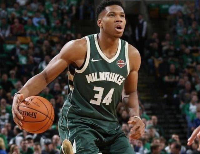  字母哥暴扣统治内线，雄鹿轻取活塞巩固榜首位置