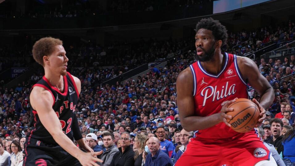  76人马克西冲击篮筐无解，年轻后卫成长速度令人惊叹